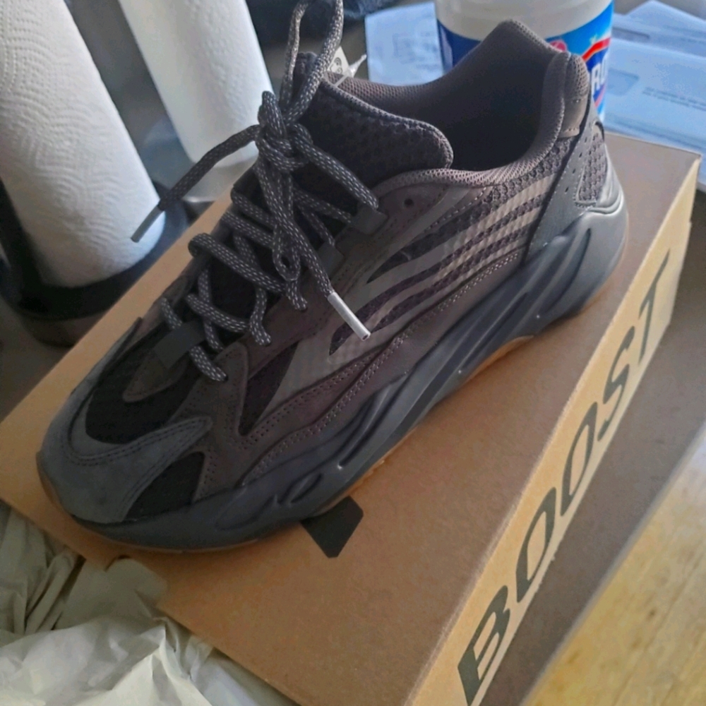 yeezys700 v2 geode